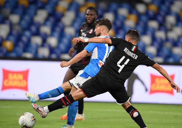 包含那不勒斯客场胜利，冲击意甲前四的词条