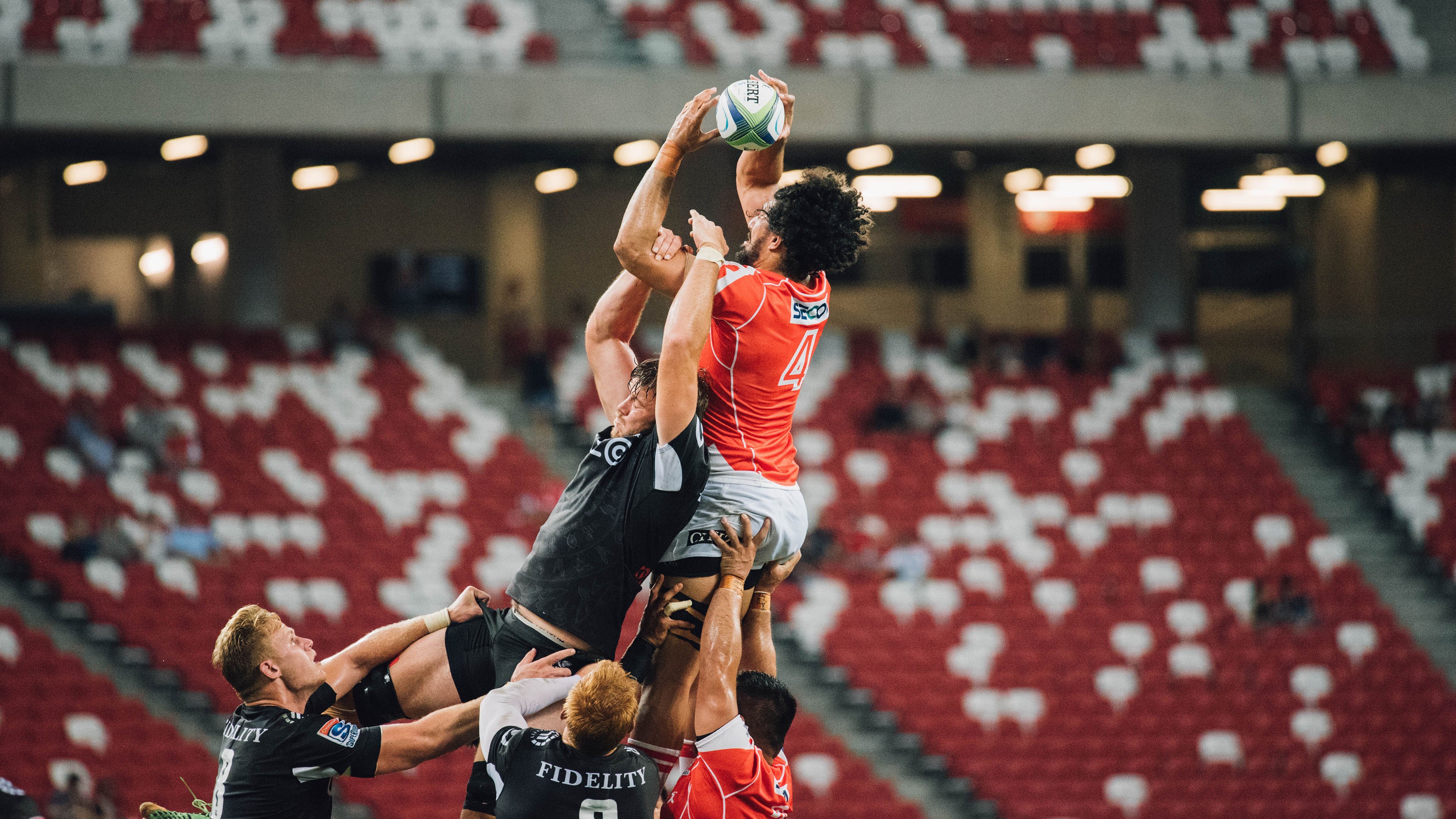 费德勒重要时刻出色防守，RNG带队取胜！赛场气氛高涨