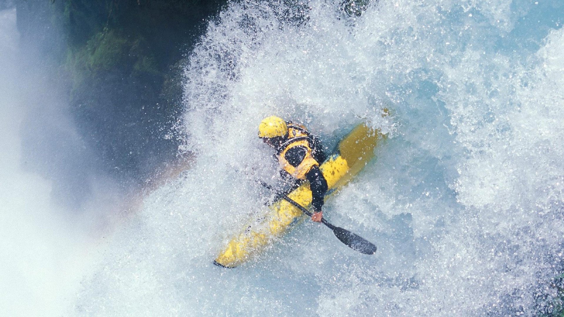 新疆男篮常规赛横扫广州队，周琦砍下11记关键球，全场沸腾