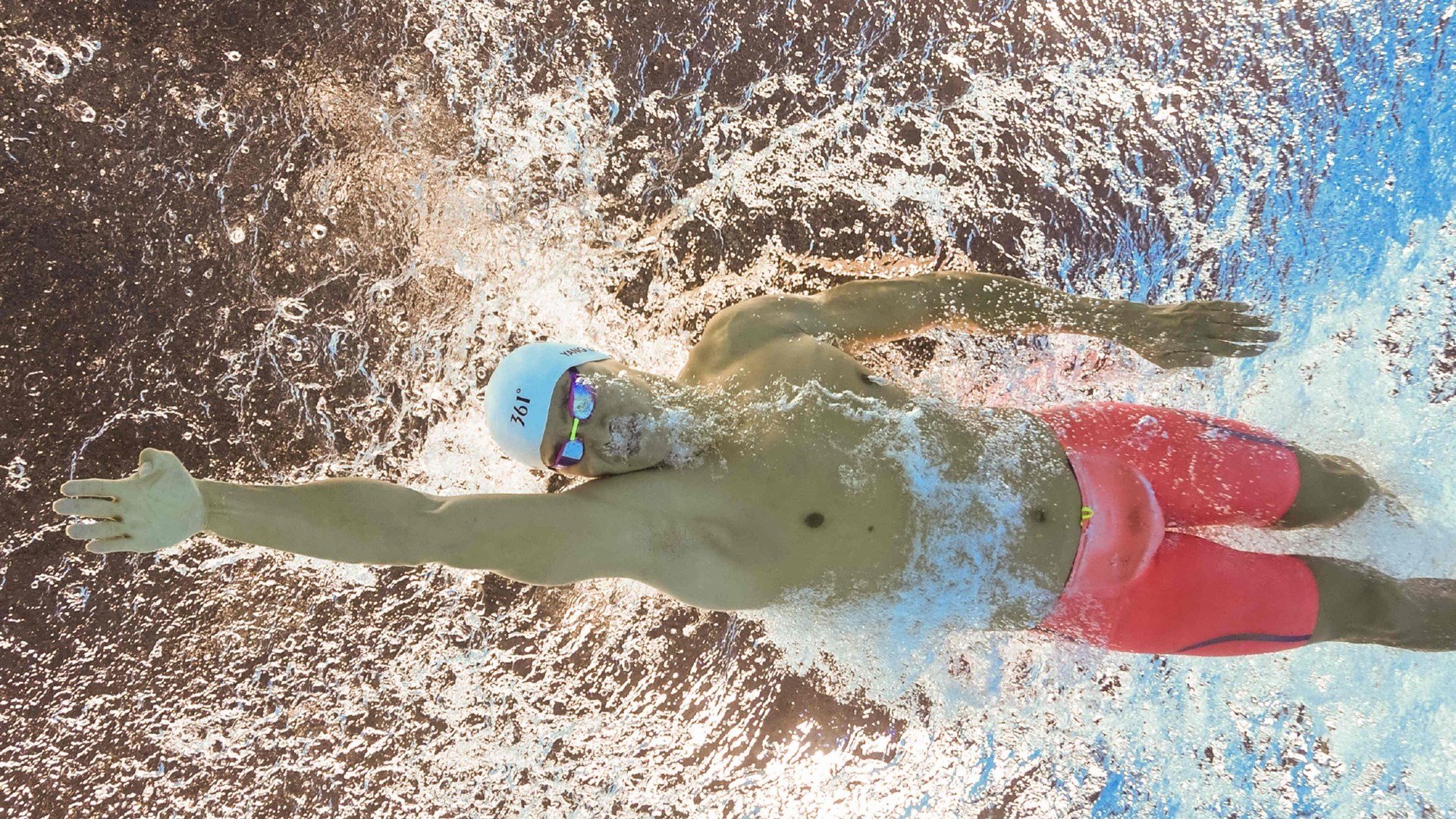 莱万多夫斯基回归赛场，比分优势明显首场状态亮眼，快船观众沸腾！